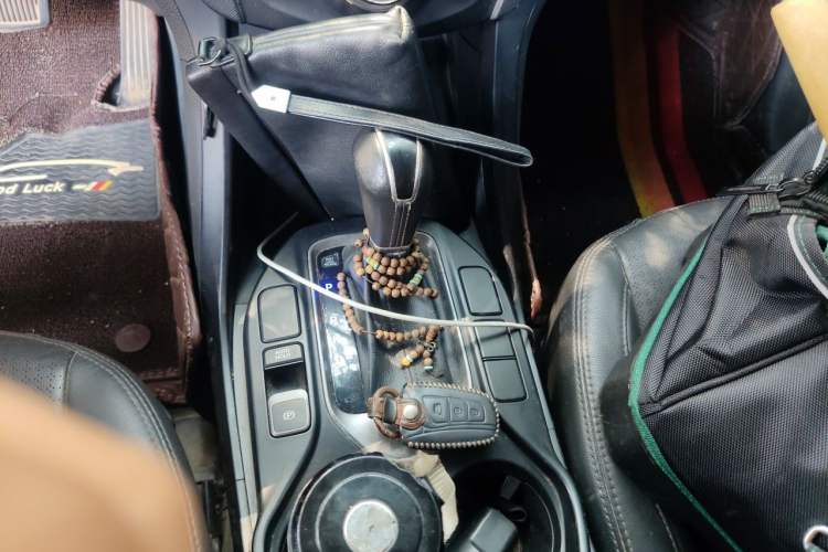 Used Hyundai Santa Fe 2013 2.4L Automatic Two-Wheel Drive Smart Version Gear Lever