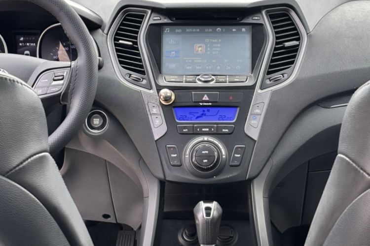 Used Hyundai Santa Fe 2013 2.4L Automatic Two-Wheel Drive Smart Version Interior 1