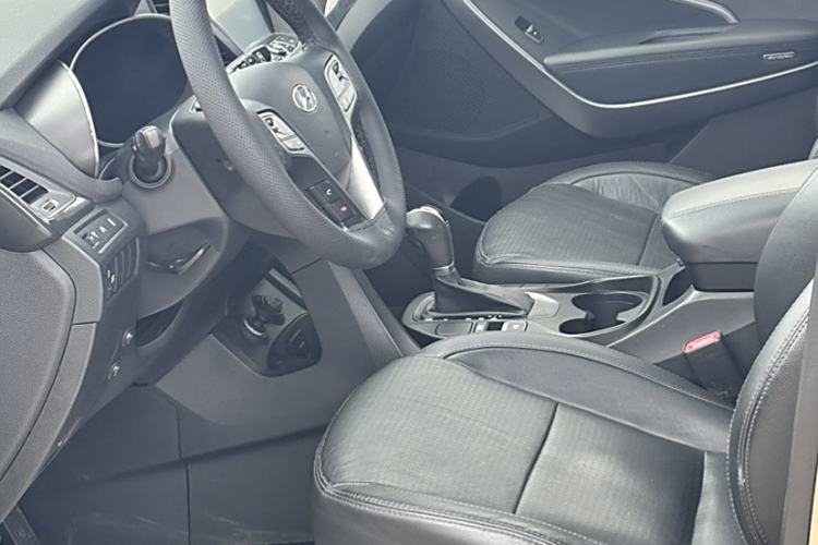 Used Hyundai Santa Fe 2013 2.4L Automatic Two-Wheel Drive Smart Version Interior 2