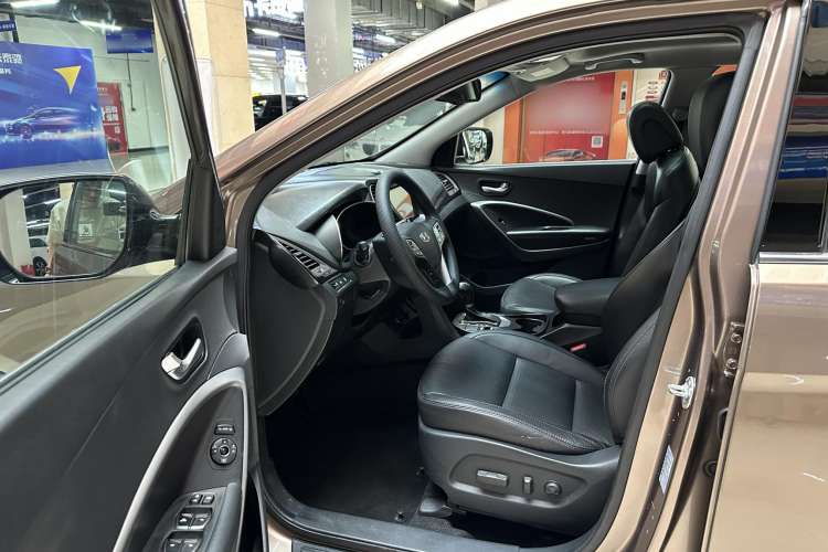 Used Hyundai Santa Fe 2013 2.4L Automatic Two-Wheel Drive Smart Version Interior 3
