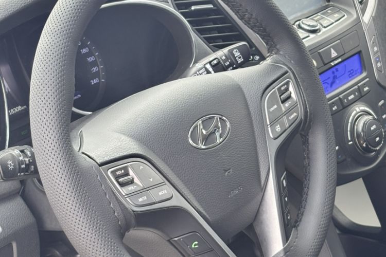 Used Hyundai Santa Fe 2013 2.4L Automatic Two-Wheel Drive Smart Version Interior 3