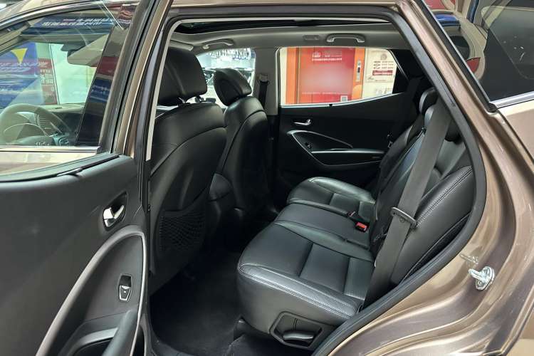 Used Hyundai Santa Fe 2013 2.4L Automatic Two-Wheel Drive Smart Version Interior 4