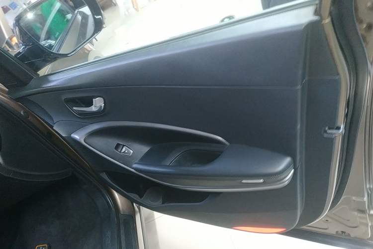 Used Hyundai Santa Fe 2013 2.4L Automatic Two-Wheel Drive Smart Version Interior 5
