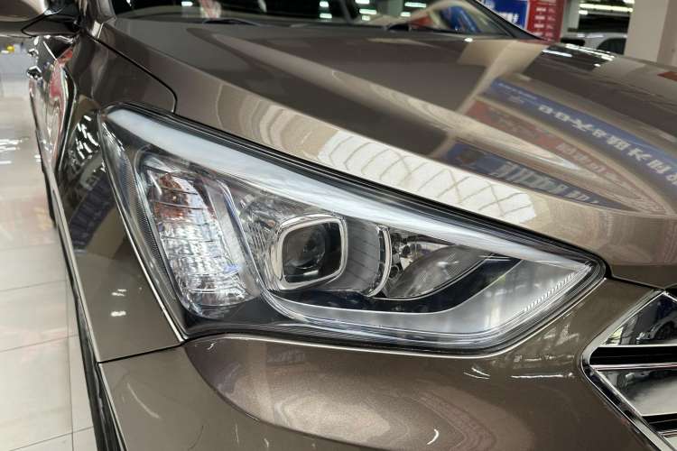 Used Hyundai Santa Fe 2013 2.4L Automatic Two-Wheel Drive Smart Version Left Front Headlight
