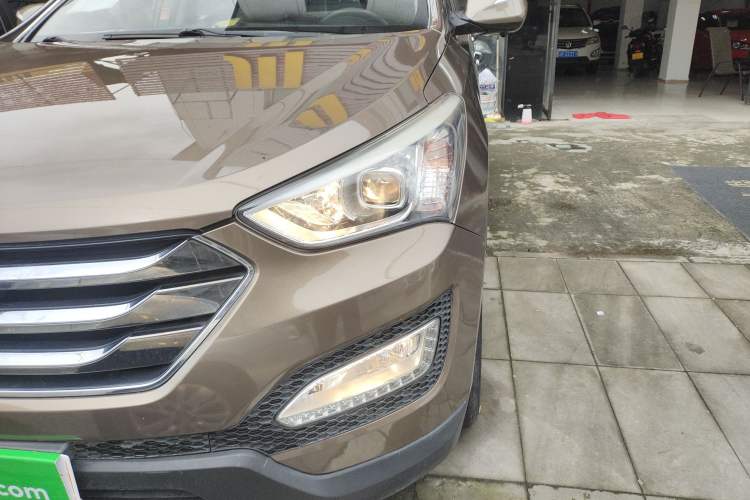 Used Hyundai Santa Fe 2013 2.4L Automatic Two-Wheel Drive Smart Version Left Front Headlight