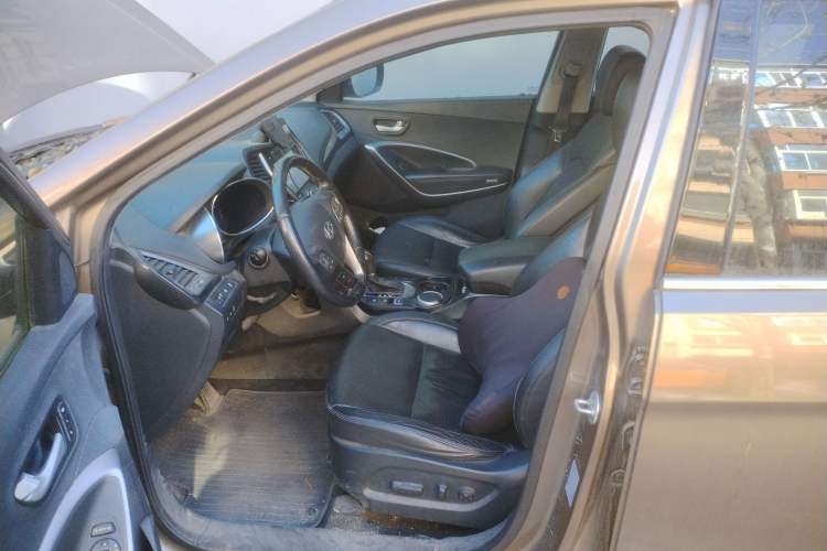 Used Hyundai Santa Fe 2013 2.0T Automatic All-Wheel Drive Top Trim Left Front Seat