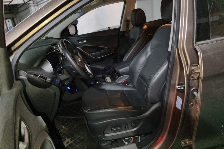Used Hyundai Santa Fe 2013 2.4L Automatic 4x4 Smart Version Left Front Seat