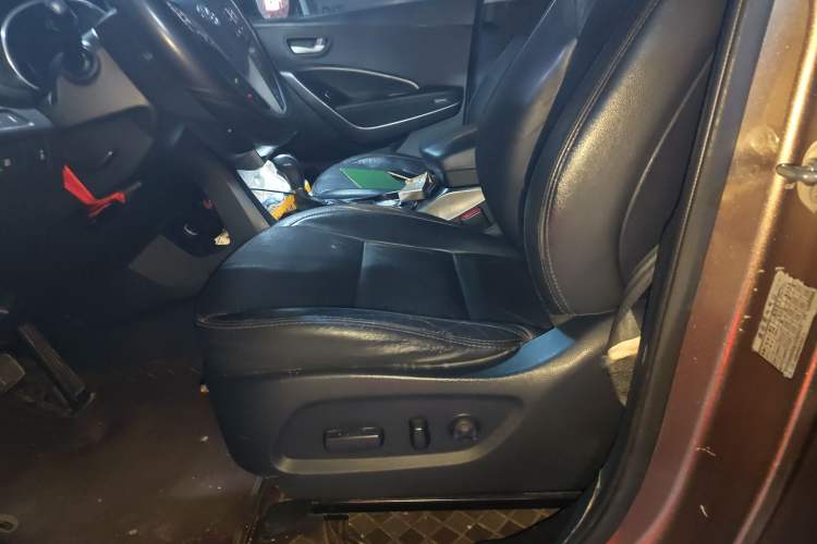 Used Hyundai Santa Fe 2013 2.4L Automatic 4x4 Smart Version Left Front Seat