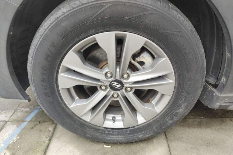Used Hyundai Santa Fe 2013 2.4L Automatic Two-Wheel Drive Smart Version Left Front Wheel Hub
