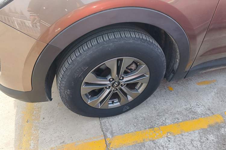 Used Hyundai Santa Fe 2013 2.4L Automatic 2WD Comfort Edition Left Front Wheel Hub