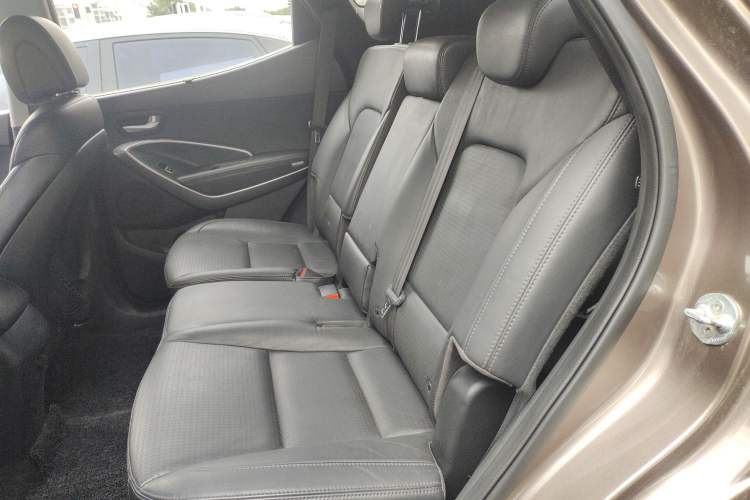 Used Hyundai Santa Fe 2013 2.4L Automatic Two-Wheel Drive Smart Version Left Rear Seat