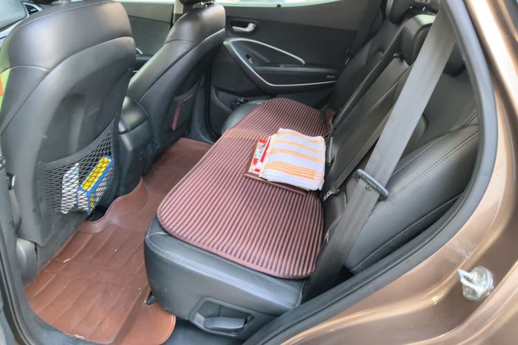 Used Hyundai Santa Fe 2013 2.4L Automatic Two-Wheel Drive Smart Version Left Rear Seat