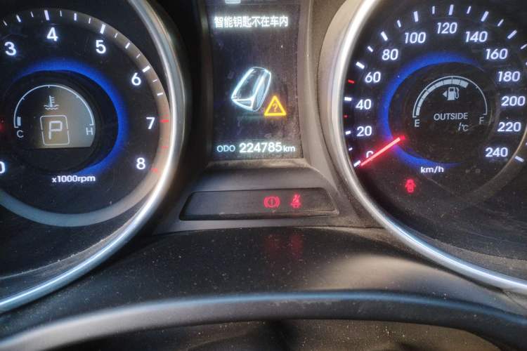 Used Hyundai Santa Fe 2013 2.0T Automatic All-Wheel Drive Top Trim Odometer Close Up