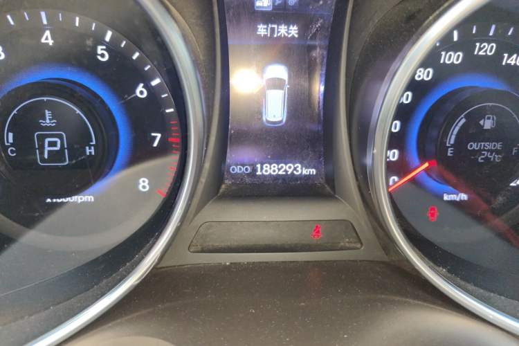 Used Hyundai Santa Fe 2013 2.4L Automatic 4x4 Smart Version Odometer Close Up