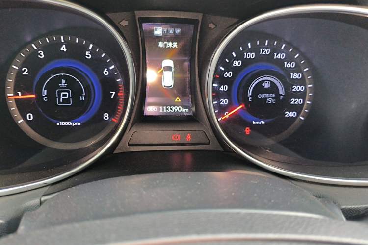 Used Hyundai Santa Fe 2013 2.4L Automatic Two-Wheel Drive Smart Version Odometer Close Up
