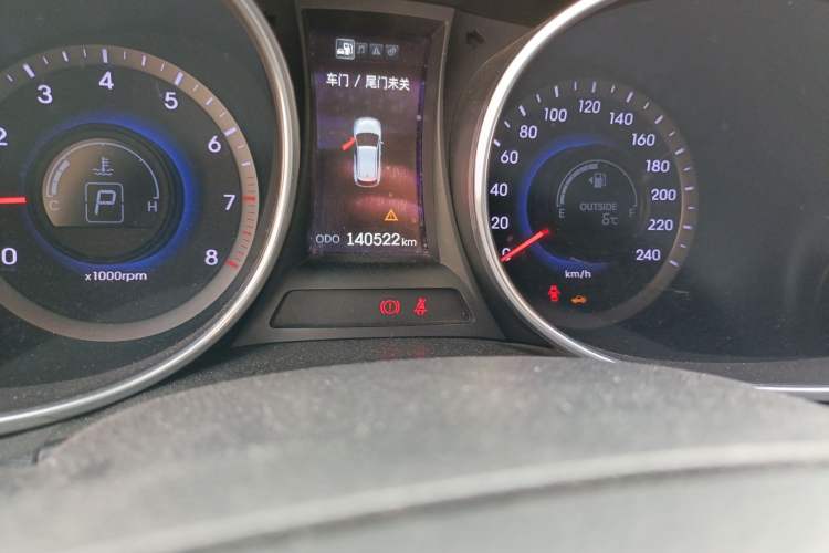 Used Hyundai Santa Fe 2013 2.4L Automatic Two-Wheel Drive Smart Version Odometer Close Up