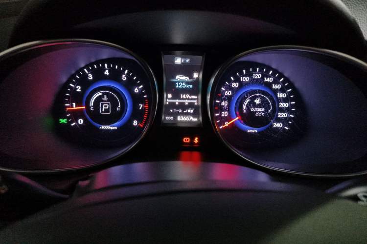Used Hyundai Santa Fe 2013 2.4L Automatic 4x4 Smart Version Odometer Close Up