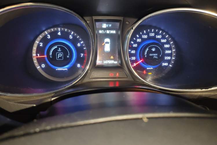 Used Hyundai Santa Fe 2013 2.4L Automatic 2WD Comfort Edition Odometer Close Up