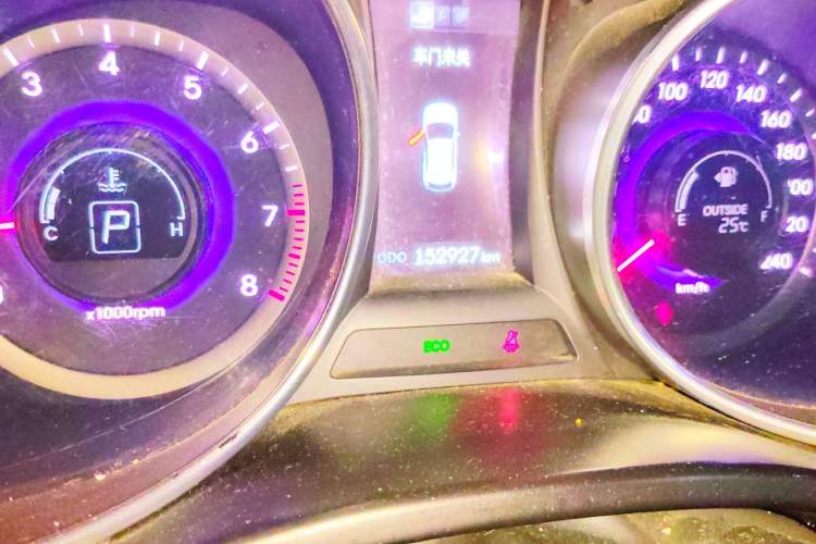 Used Hyundai Santa Fe 2013 2.4L Automatic 2WD Comfort Edition Odometer Close Up