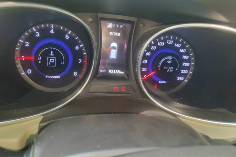 Used Hyundai Santa Fe 2013 2.4L Automatic Two-Wheel Drive Smart Version Odometer Close Up