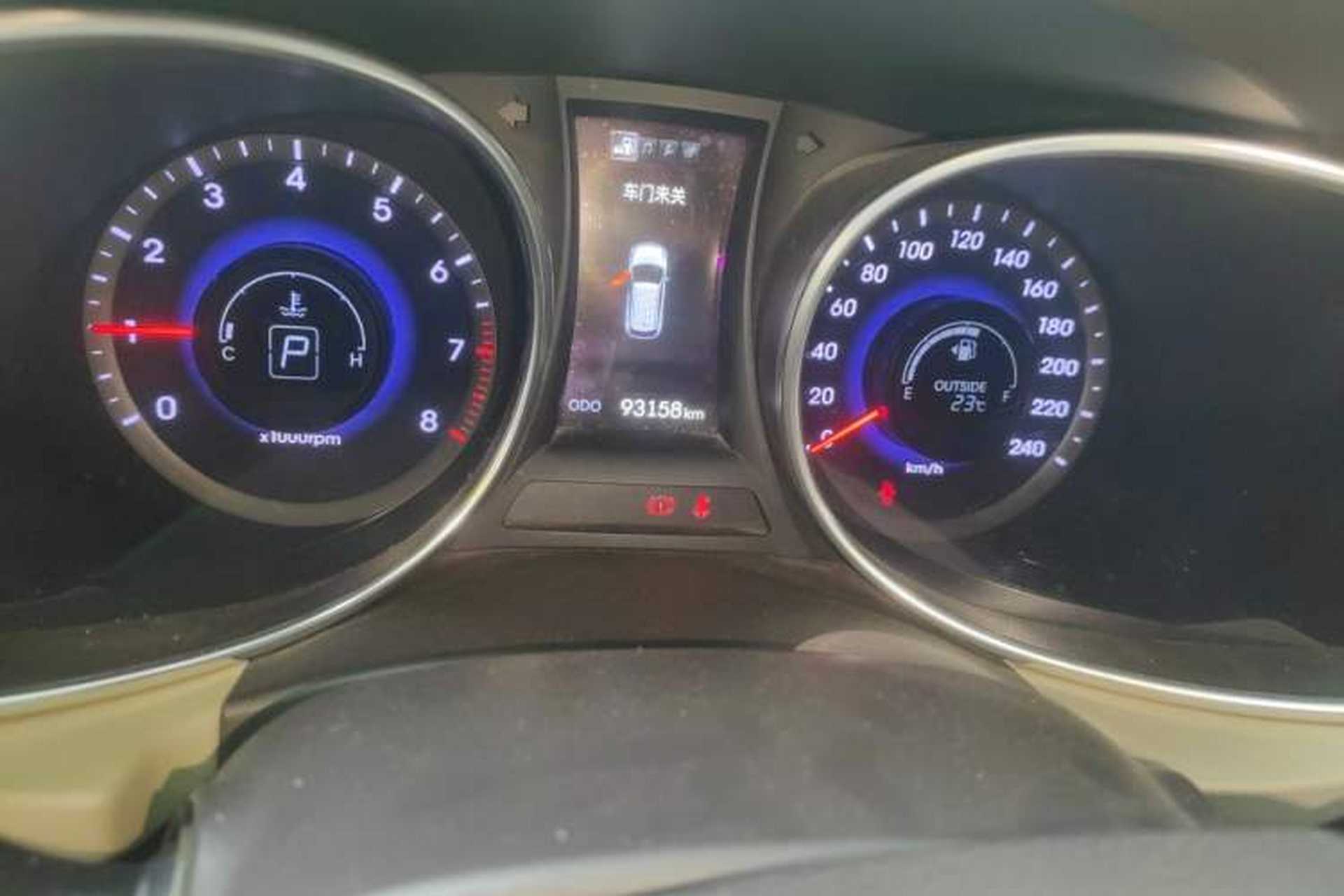 Used Hyundai Santa Fe 2013 2.4L Automatic Two-Wheel Drive Smart Version Odometer Close Up