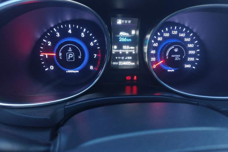 Used Hyundai Santa Fe 2013 2.4L Automatic 4x4 Prestige Edition Odometer Close Up
