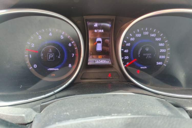 Used Hyundai Santa Fe 2013 2.4L Automatic Two-Wheel Drive Smart Version Odometer Close Up