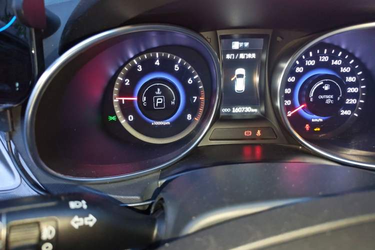 Used Hyundai Santa Fe 2013 2.4L Automatic 4x4 Prestige Edition Odometer Close Up