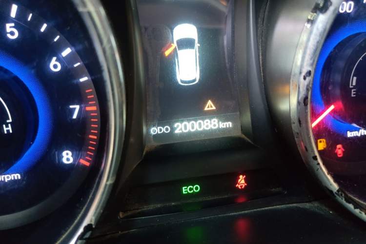 Used Hyundai Santa Fe 2013 2.4L Automatic Two-Wheel Drive Smart Version Odometer Close Up
