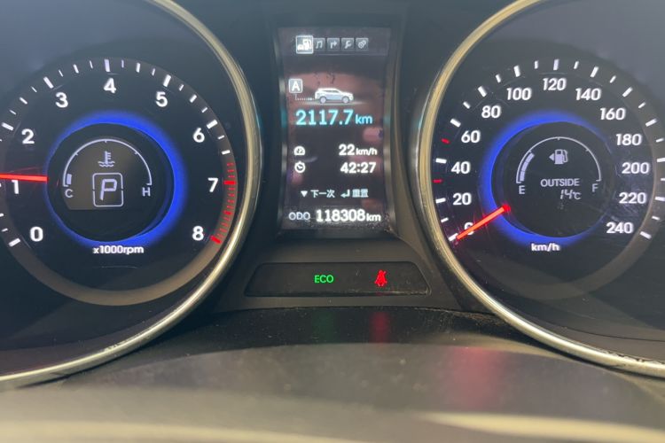 Used Hyundai Santa Fe 2013 2.4L Automatic Two-Wheel Drive Smart Version Odometer Close Up