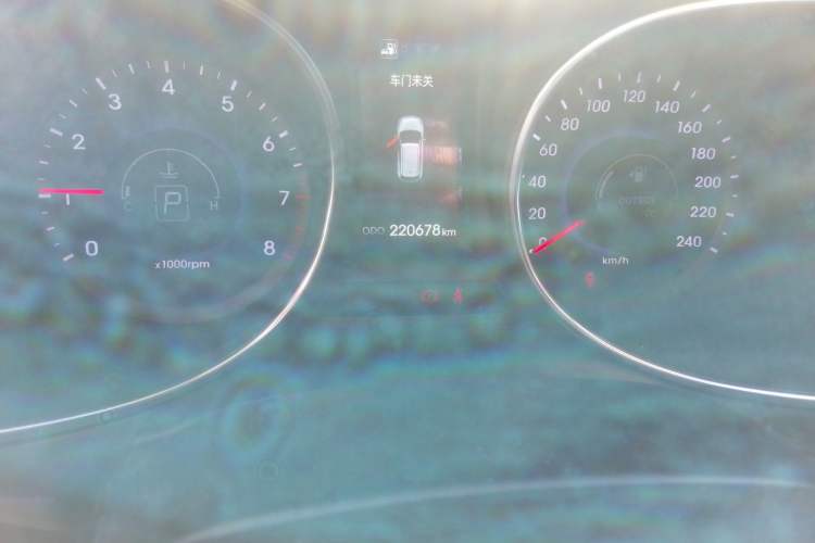 Used Hyundai Santa Fe 2013 2.4L Automatic 2WD Comfort Edition Odometer Close Up