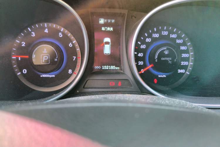 Used Hyundai Santa Fe 2013 2.4L Automatic Two-Wheel Drive Smart Version Odometer Close Up