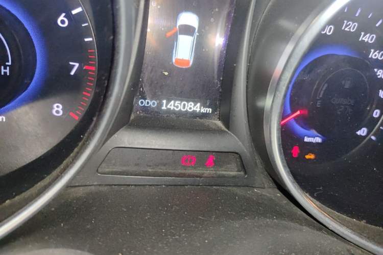 Used Hyundai Santa Fe 2013 2.4L Automatic Two-Wheel Drive Smart Version Odometer Close Up