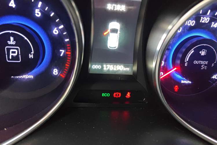 Used Hyundai Santa Fe 2013 Revised Version 2.4L Automatic All-Wheel Drive Smart Type Odometer Close Up