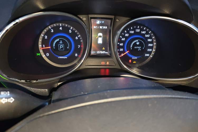 Used Hyundai Santa Fe 2013 2.4L Automatic 4x4 Smart Version Odometer Close Up