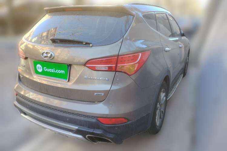 Used Hyundai Santa Fe 2013 2.0T Automatic All-Wheel Drive Top Trim Rear Right 45 Deg