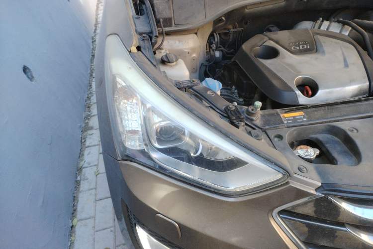 Used Hyundai Santa Fe 2013 2.0T Automatic All-Wheel Drive Top Trim Right Front Headlight