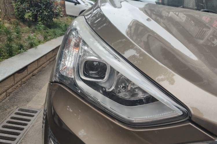 Used Hyundai Santa Fe 2013 2.4L Automatic 4x4 Smart Version Right Front Headlight
