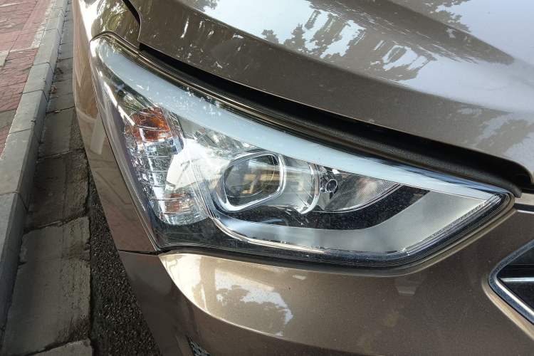 Used Hyundai Santa Fe 2013 2.4L Automatic Two-Wheel Drive Smart Version Right Front Headlight