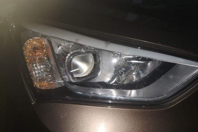 Used Hyundai Santa Fe 2013 2.4L Automatic Two-Wheel Drive Smart Version Right Front Headlight