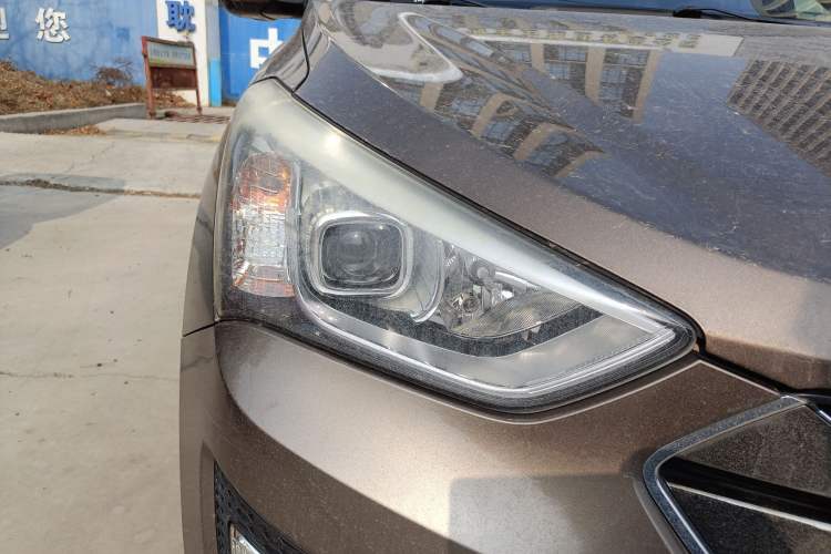 Used Hyundai Santa Fe 2013 2.4L Automatic Two-Wheel Drive Smart Version Right Front Headlight