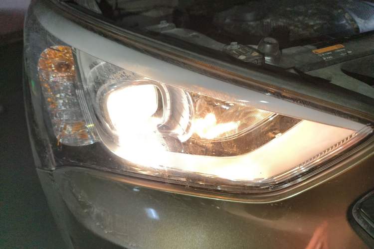 Used Hyundai Santa Fe 2013 2.4L Automatic 4x4 Smart Version Right Front Headlight