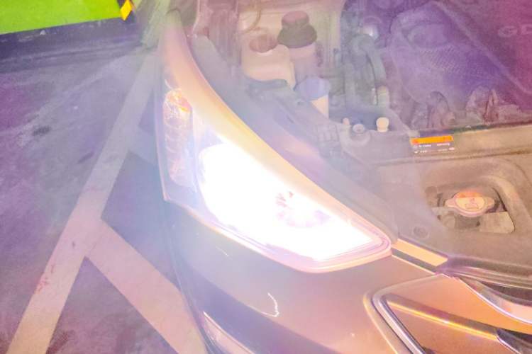Used Hyundai Santa Fe 2013 2.4L Automatic 2WD Comfort Edition Right Front Headlight
