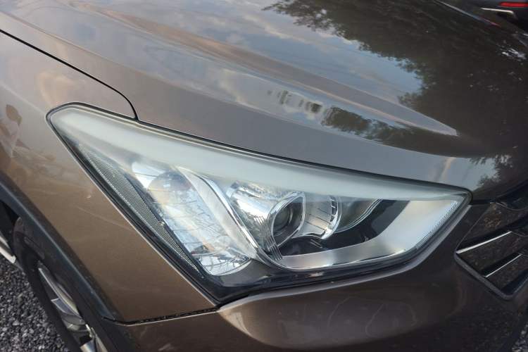 Used Hyundai Santa Fe 2013 2.4L Automatic 4x4 Prestige Edition Right Front Headlight