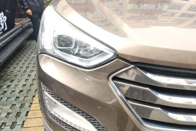 Used Hyundai Santa Fe 2013 2.4L Automatic Two-Wheel Drive Smart Version Right Front Headlight