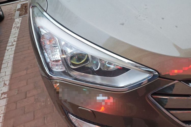 Used Hyundai Santa Fe 2013 2.4L Automatic 4x4 Prestige Edition Right Front Headlight