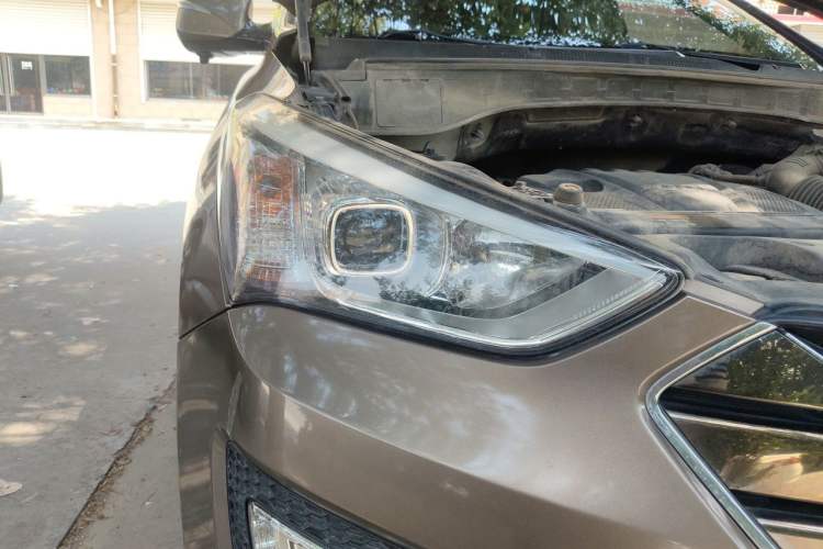 Used Hyundai Santa Fe 2013 2.4L Automatic Two-Wheel Drive Smart Version Right Front Headlight