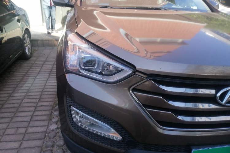 Used Hyundai Santa Fe 2013 2.4L Automatic 2WD Comfort Edition Right Front Headlight