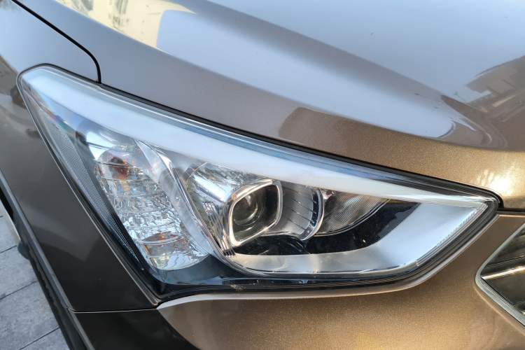 Used Hyundai Santa Fe 2013 2.4L Automatic Two-Wheel Drive Smart Version Right Front Headlight