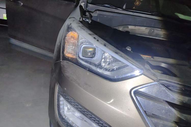 Used Hyundai Santa Fe 2013 2.4L Automatic Two-Wheel Drive Smart Version Right Front Headlight
